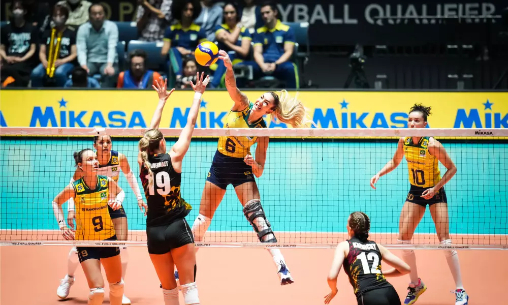 Thaisa ataca bola contra a Bélgica no vôlei feminino