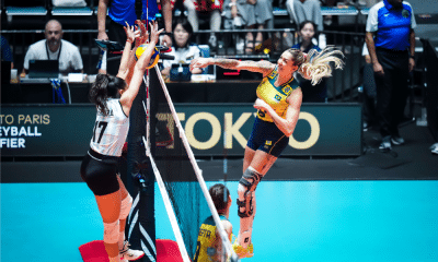 Thaisa atacando bola china em partida contra a Argentina