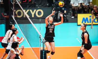 Jogadora da Turquia levanta bola durante jogo contra o Japão no Pré-Olímpico de vôlei feminino