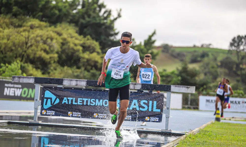 Vinícius Alves passa pelo fosso durante os 3.000m com obstáculos do Brasileiro sub-23