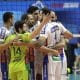 Na imagem, jogadores do Vôlei Renata se abraçando na comemoração.