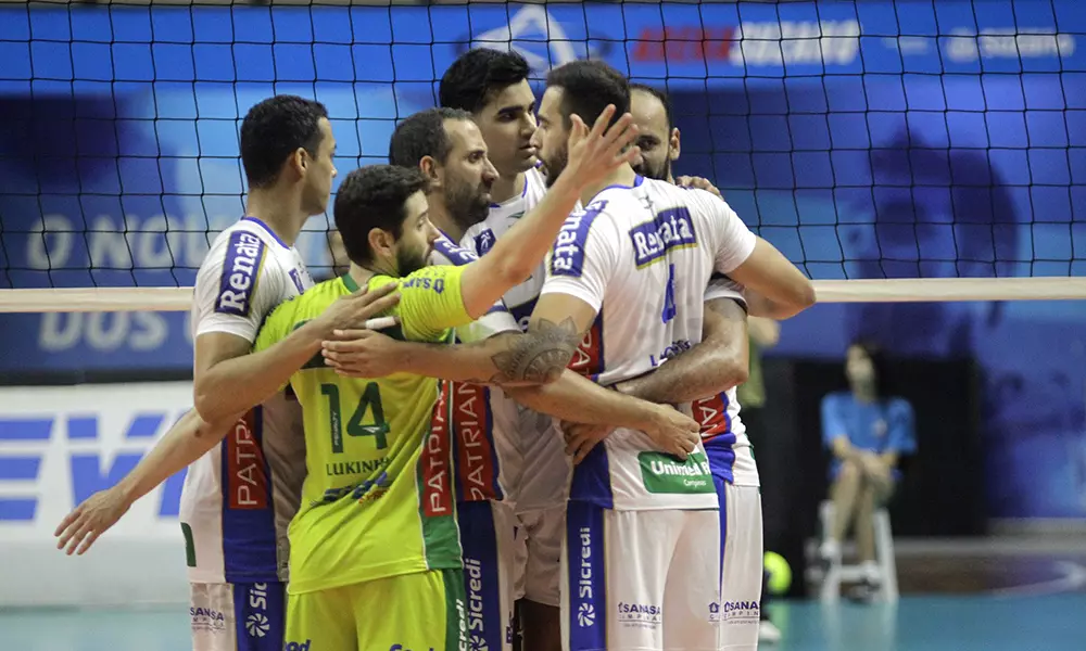Na imagem, jogadores do Vôlei Renata se abraçando na comemoração.