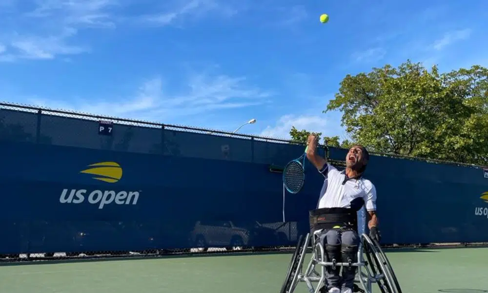 Ymanitu Silva joga a bola no alto para fazer saque em jogo do US Open