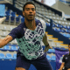 Ygor Coelho faz movimento de ataque com a raquete e peteca no Internacional da Bélgica de badminton - Canadá; Jonathan Matias