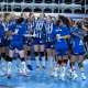 Adriana Cardoso e colegas do Buducnost comemoram vitória na champions league de handebol feminino