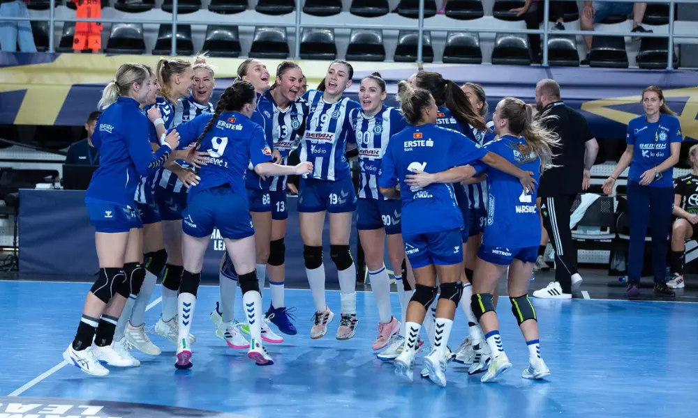 Adriana Cardoso e colegas do Buducnost comemoram vitória na champions league de handebol feminino