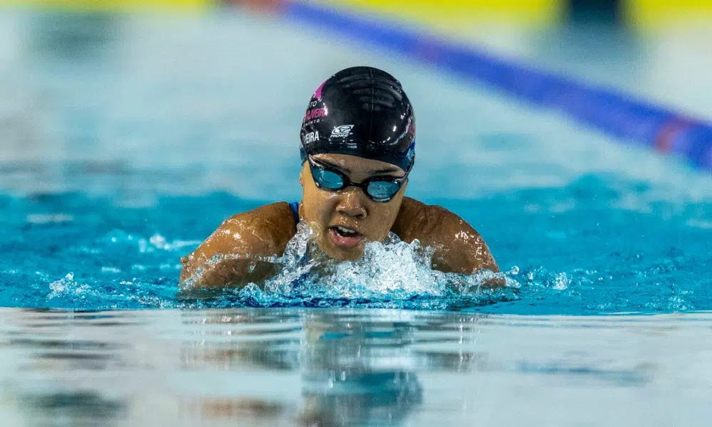Alessandra Oliveira fazendo o movimento do nado peito na piscina em prova da Seletiva para o Parapan