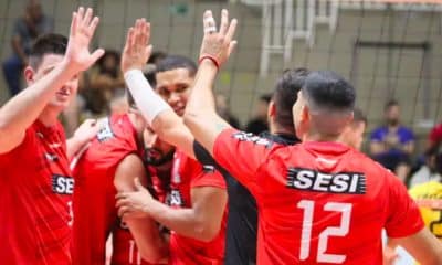 Sesi-SP comemora ao vencer o Suzano pelo Campeonato Paulista de vôlei masculino (Foto: Marcelo Ferrazoli/Sesi-SP)