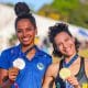 Maria Eduarda Barbosa e Arielly Rodrigues comemoram medalhas no Brasileiro Sub-23 de atletismo (Foto: Gustavo Alves/CBAt)