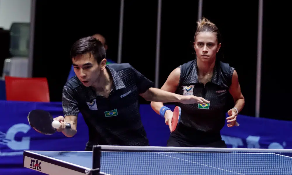 Vitor Ishiy faz devolução ao lado de Bruna Takahashi