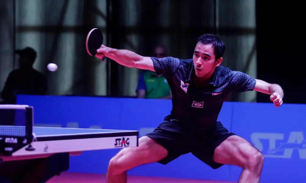 Hugo Calderano ataca a bola com um backhand em partida do Pan-Americano de tênis de mesa