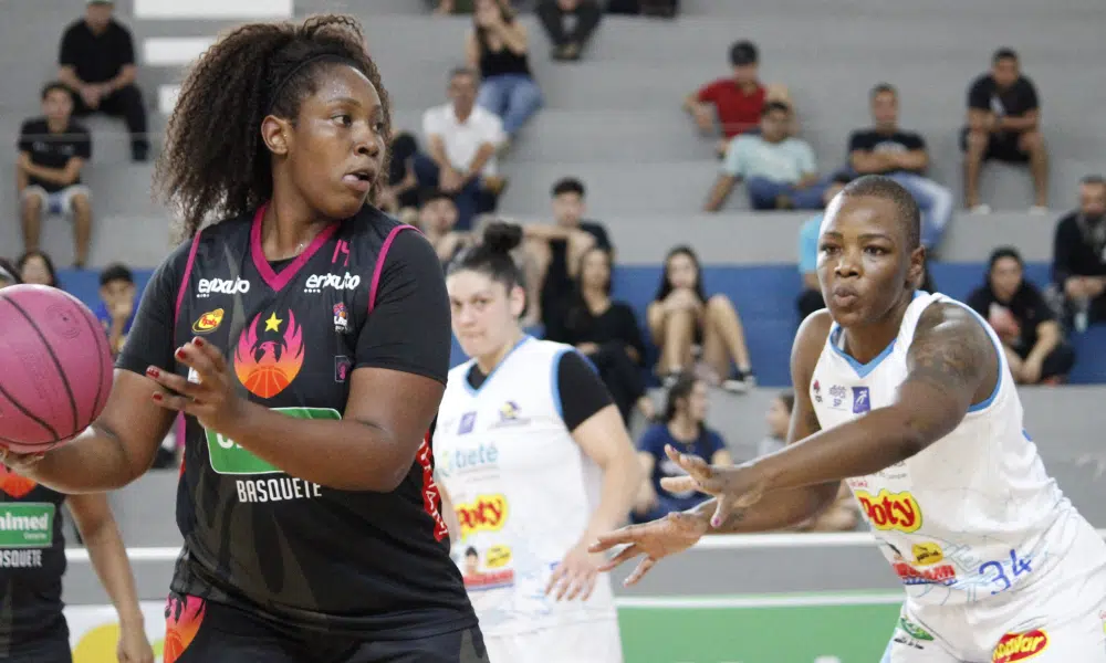Licinara do Unimed Campinas em jogo contra o Bax Catanduva no Paulista de basquete feminino