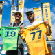 Chumbinho e Filipinho posam para foto com as jerseys que irão usar no WSL Finals