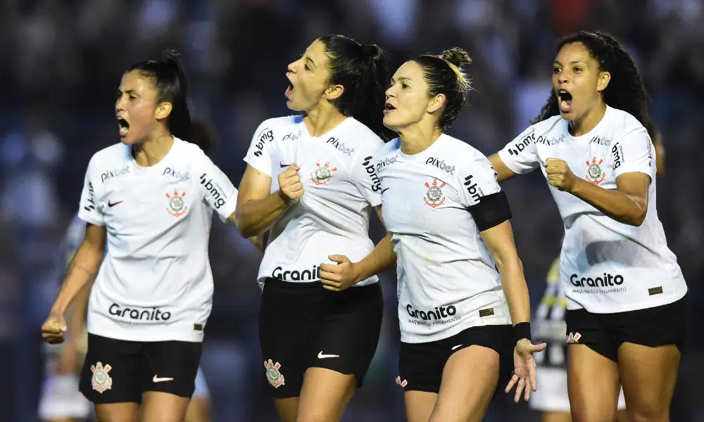 Jogadoras do Corinthians comemoram um gol contra o Santos no Brasileiro Feminino