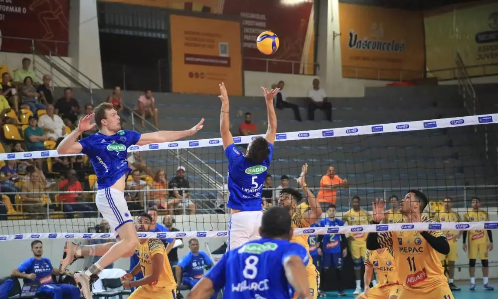 Sada Cruzeiro e Araguari em quadra pelo Mineiro de vôlei