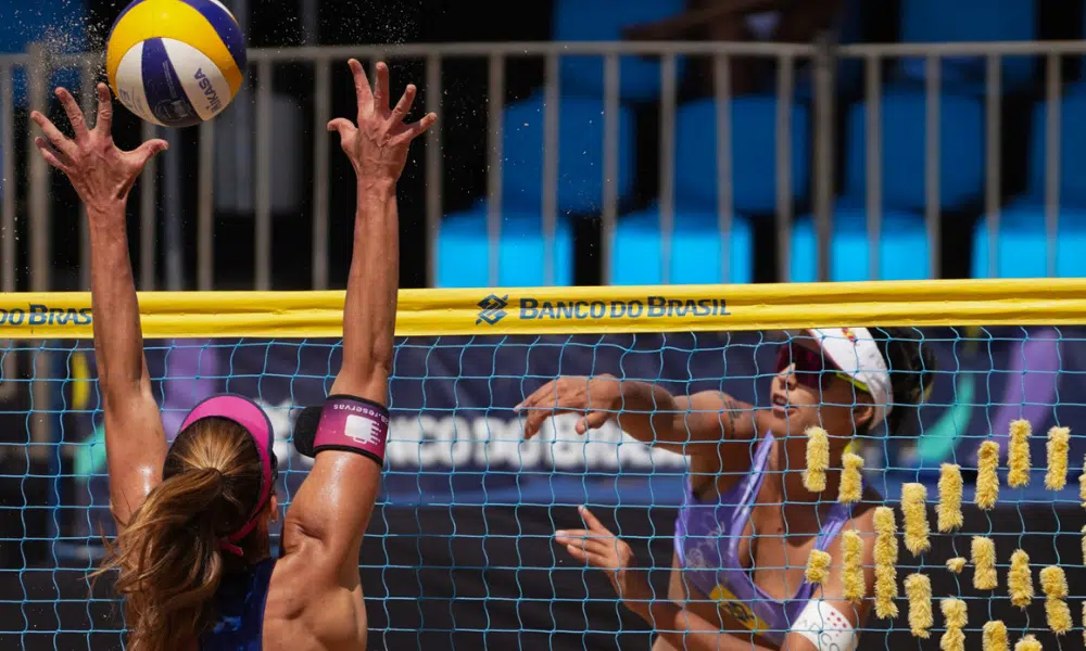 Duda, que joga com Ana Patrícia, faz ataque em jogo do Circuito Brasileiro de vôlei de praia