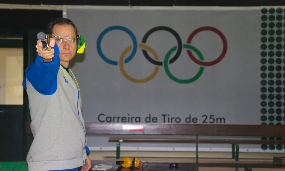 Emerson Duarte atirando na Copa do Mundo de tiro esportivo