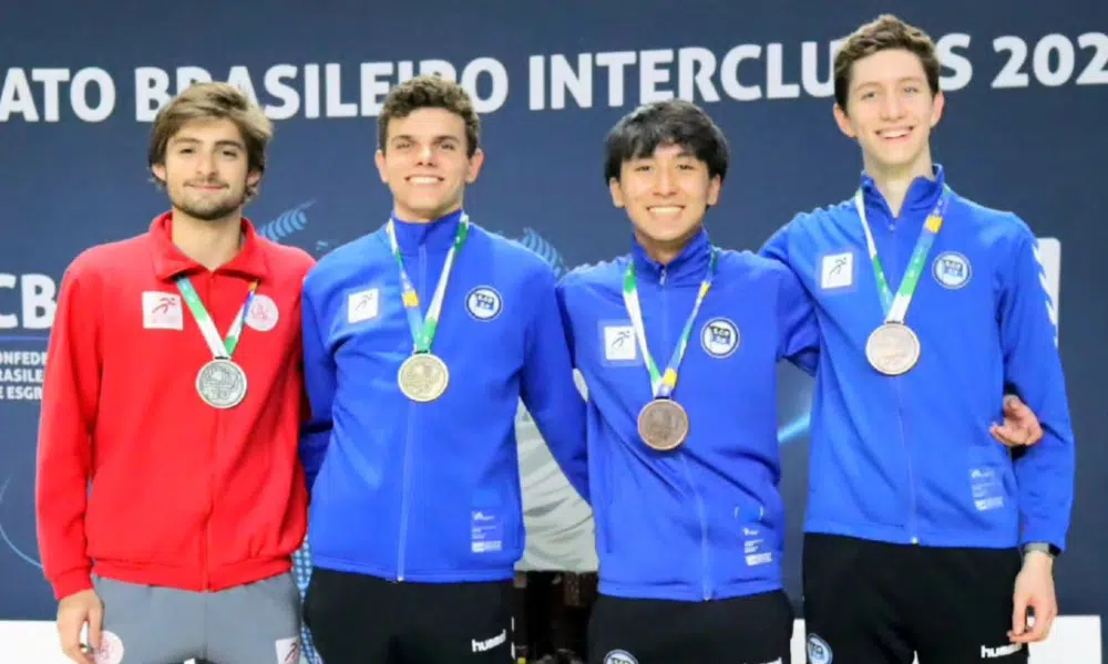 Matheus Becker no centro do pódio do Brasileiro Juvenil e Cadete
