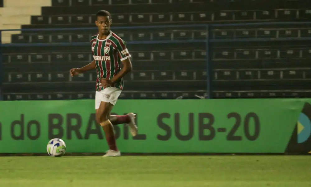 Jogador do Fluminense conduz a bola em jogo contra o Corinthians na Copa do Brasil Sub-20