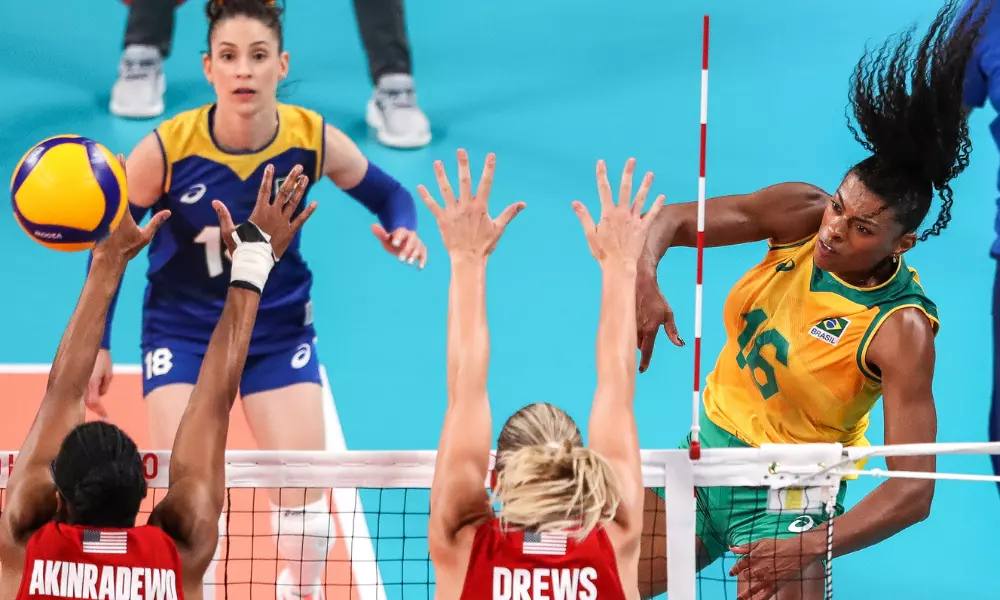 Fernanda Garay ataca sobre o bloqueio na final dos Jogos Olímpicos Tóquio-2020 vôlei