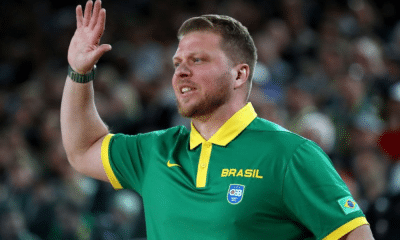 Gustavo de Conti levanta a mão para dar instrução em jogo. Ele comandará o Brasil nos Jogos Pan-Americanos Santiago-2023