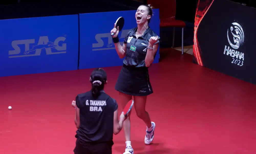 Bruna e Giulia Takahashi comemoram vitória do Brasil no Pan-Americano de tênis de mesa e a vaga em Paris-2024