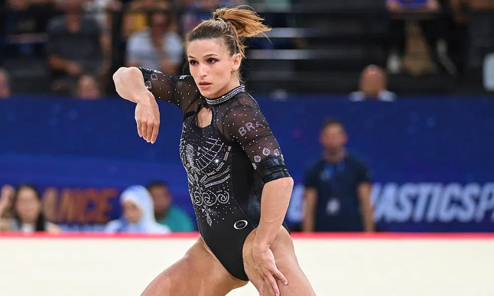 Jade Barbosa se apresenta no solo na Copa do Mundo de Paris