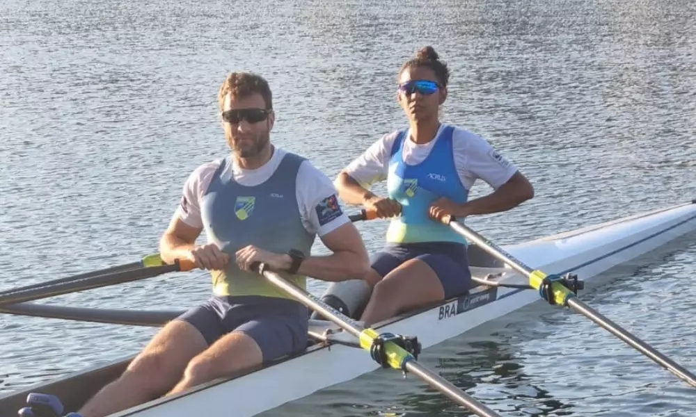Diana Barcelos e Jairo Klug dentro de sua embarcação no Mundial de Remo