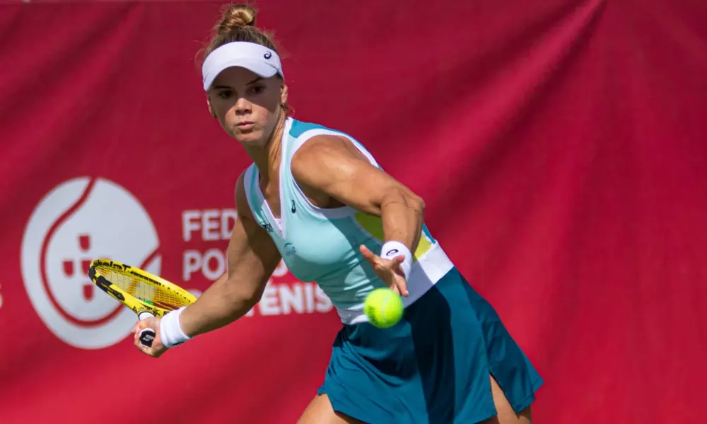 Laura Pigossi ataca bola em jogo do ITF de Caldas da Rainha