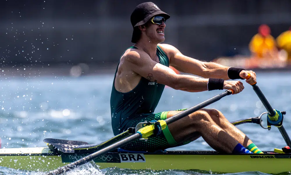 Lucas Verthein rema seu barco na semifinal C/D do Campeonato Mundial de Remo, paris-2024, jogos olímpicos, single skiff