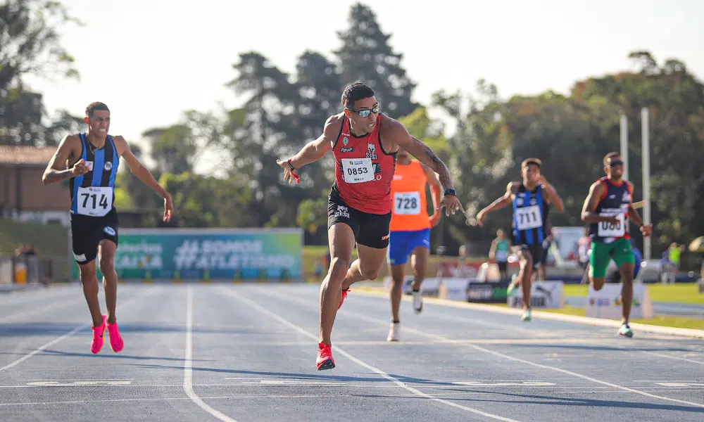 Lucas Vilar cruza a linha de chegada na final dos 400m no Brasileiro Sub-23 de atletismo