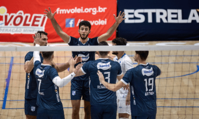 Atletas do Minas comemoram ponto contra o Monte Carmelo no Campeonato Mineiro de vôlei masculino
