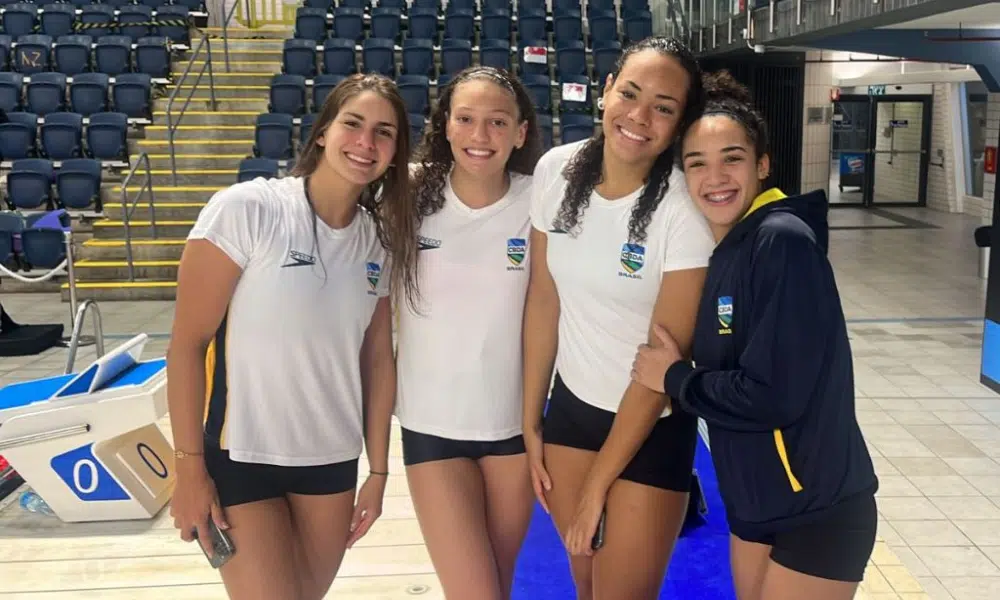 Atletas do revezamento 4x200m livre feminino do Brasil no Mundial Júnior de natação posam para foto