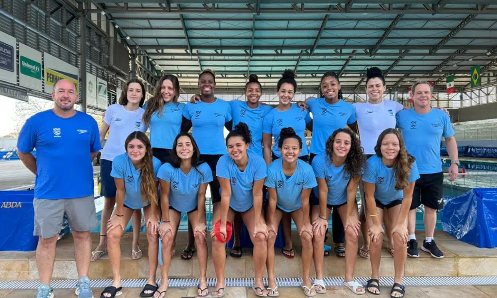 Jogadoras do Brasil pousam para foto antes da estreia no Mundial sub-20 de polo aquático