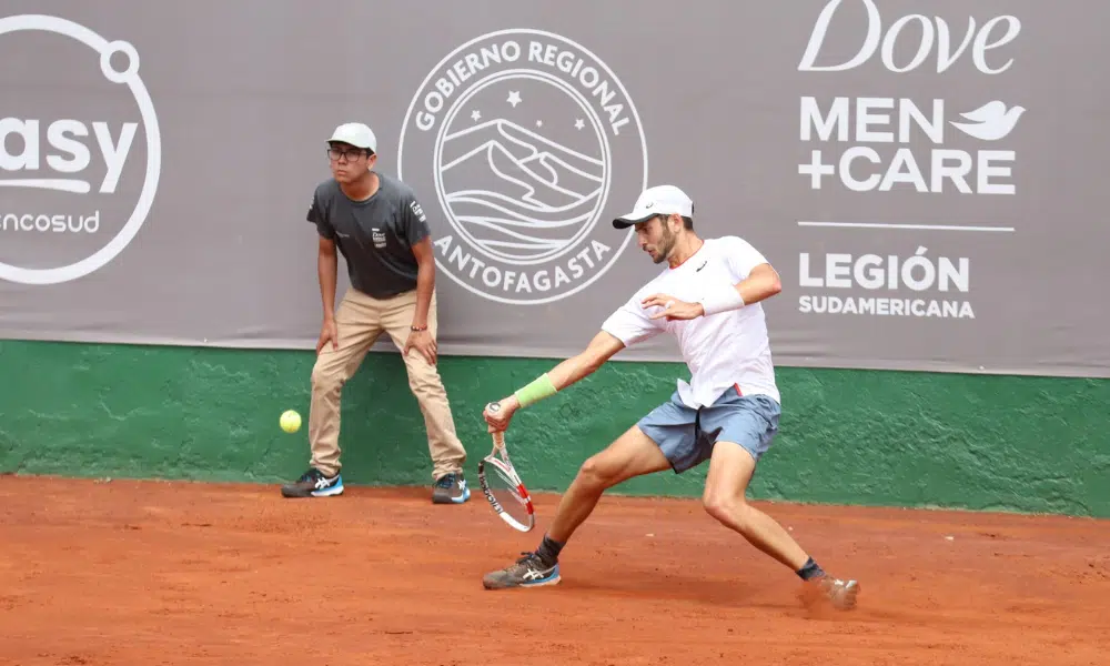 Matheus Pucinelli ataca bola em jogo do Challenger de Antofagasta