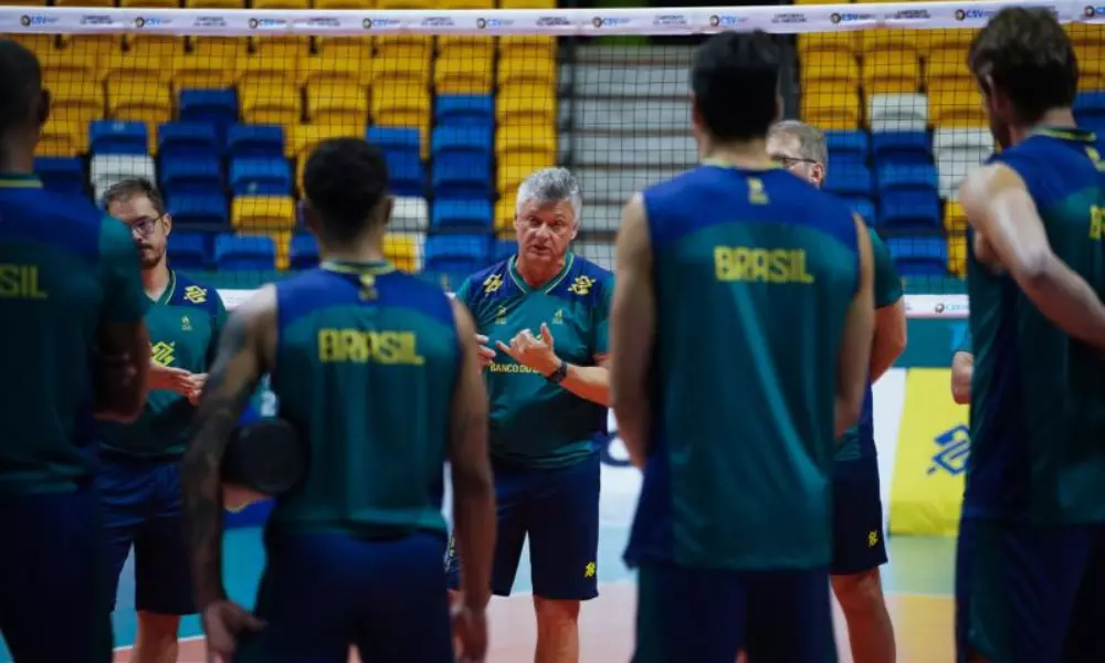 Renan Dal Zotto conversa com os atletas da seleção em um treino antes do Pré-Olímpico de vôlei