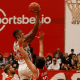 Malcolm Miller salta para atingir a cesta em jogo do São Paulo contra o Paulistano no Campeonato Paulista de basquete masculino