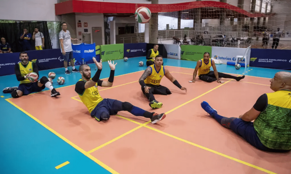 seleção masculina de vôlei sentado durante treino no CT