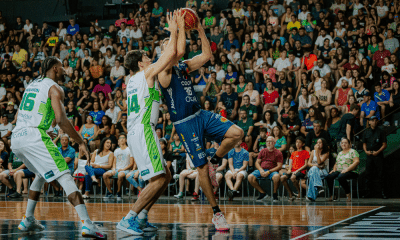 Jogadores de São José e Bauru disputam a bola no garrafão em jogo do Paulista de basquete masculino