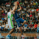 Jogadores de São José e Bauru disputam a bola no garrafão em jogo do Paulista de basquete masculino