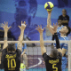 Jogador do Suzano ataca sobre o bloqueio do Vedacit Guarulhos no Campeonato Paulista de vôlei masculino