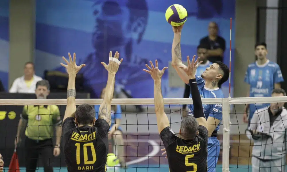 Jogador do Suzano ataca sobre o bloqueio do Vedacit Guarulhos no Campeonato Paulista de vôlei masculino