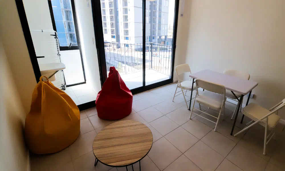 mesa com cadeiras em apartamento da Vila Pan-Americana de Santiago