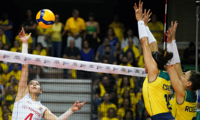 Jogadora da Colômbia ataca bola enquanto Carol e Roberta bloqueiam. Brasil disputará o Pré-Olímpico de vôlei feminino