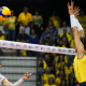 Jogadora da Colômbia ataca bola enquanto Carol e Roberta bloqueiam. Brasil disputará o Pré-Olímpico de vôlei feminino