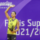 Walewksa Oliveira posa para foto com placa que recebeu em sua homenagem na final da Superliga em 2022