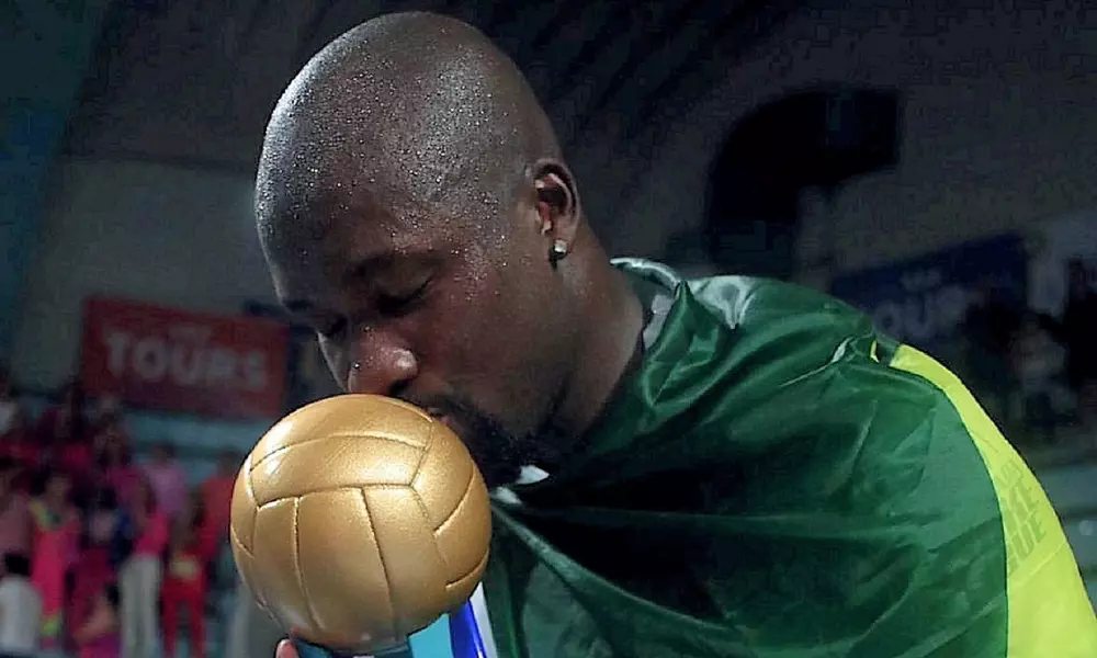 Abouba beija troféu da Supercopa da França de vôlei