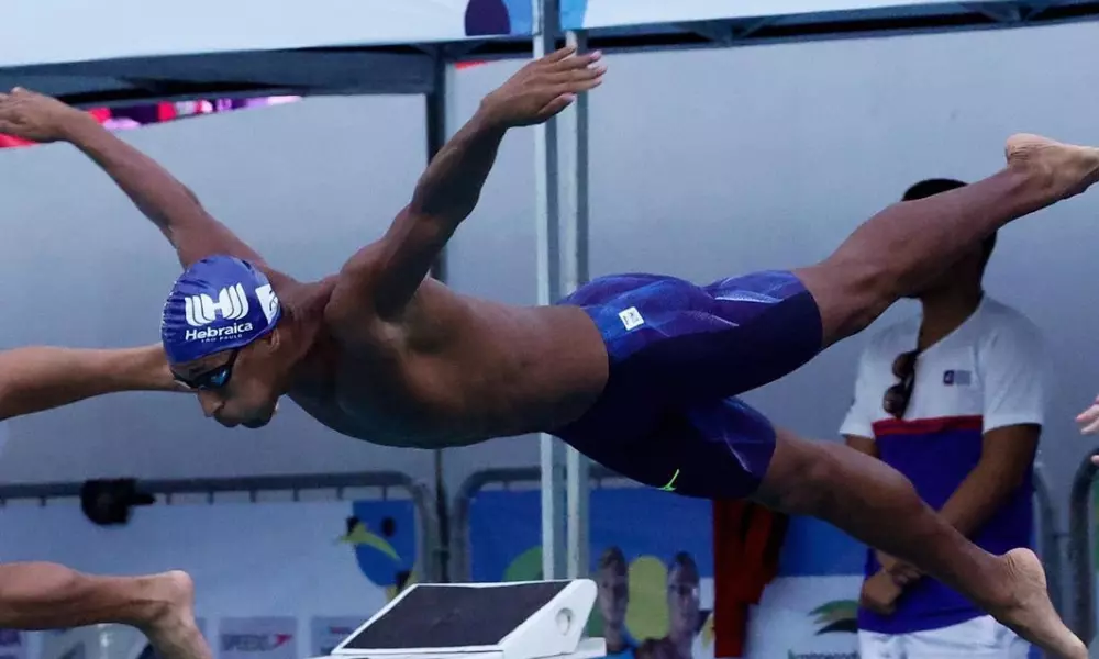 Alan Nicholas Gomes pulando na piscina antes da disputa dos 50m livre na Copa do Mundo de natação em Berlim