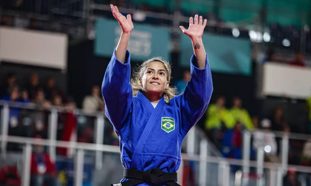 Amanda Lima aplaude torcida após ouro em Santiago-2023