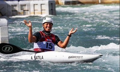 Na imagem, Ana Sátila lamentando com sua canoa.